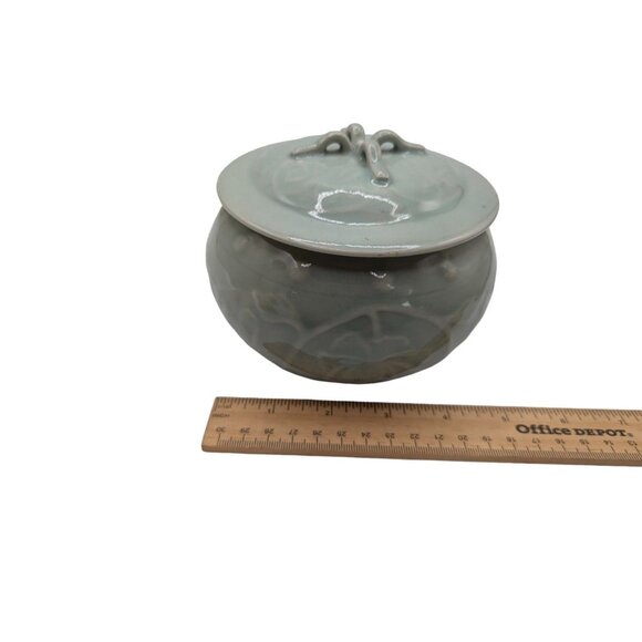 Vintage Handmade Celadon Tureen Covered Serving Bowl Dimensional - Picture 4 of 16